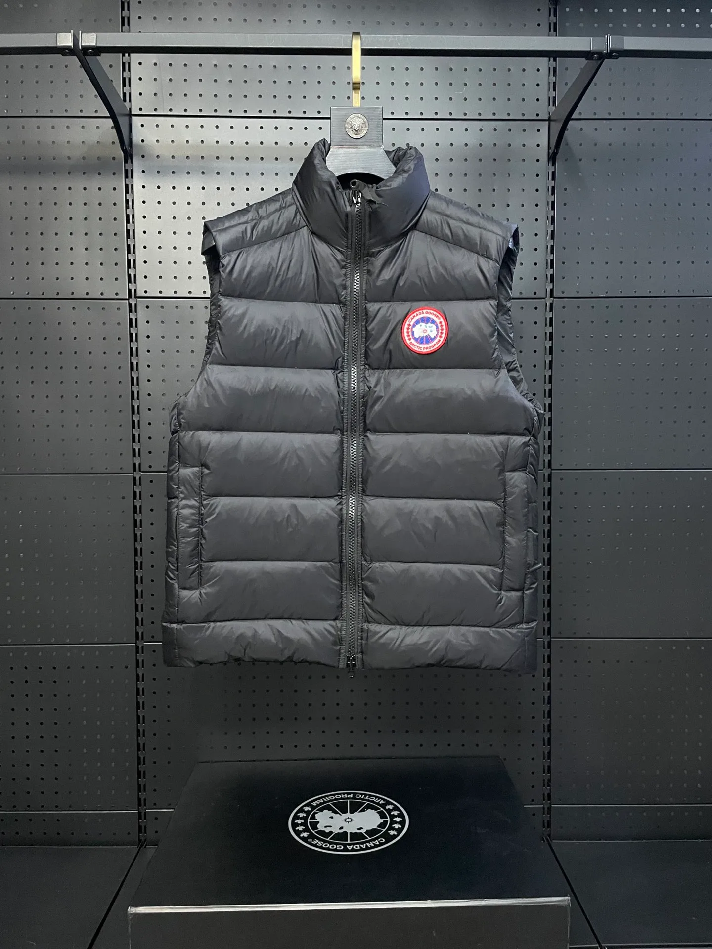 P560 Canadian brand CanadaGoose men's and women's CROFTON lightweight down vest 2229M DWR water-repellent treatment WindWall windproof fabric 700 fleece filling original mold opening details one to one production The upper body effect is stunning Exclusively available on the Xiaohongshu purchasing platform The highest version on the market Size: XS S M L XL XXL